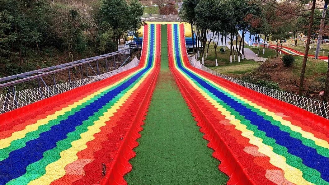 金山彩虹滑草场